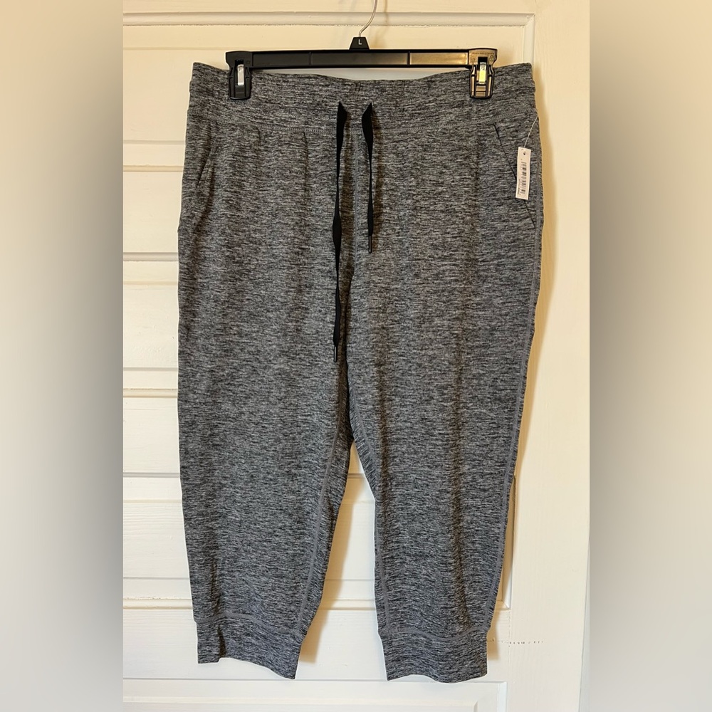 NWT AMAZON ESSENTIALS CAPRI’S